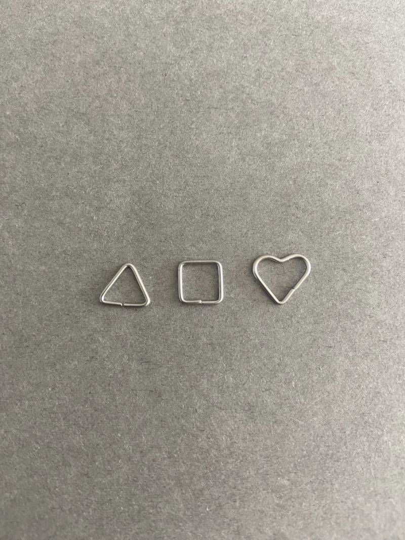 Silber Dreieck Ohr Piercing, Hoop Piercing, Knorpel Ohrring, Helix Auricle Lobe-Chirurgenstahl Silber Dreieck Ohr Piercing, Hoop Piercing, Knorpel Ohrring, Helix Auricle Lobe-Chirurgenstahl von littletinyNY