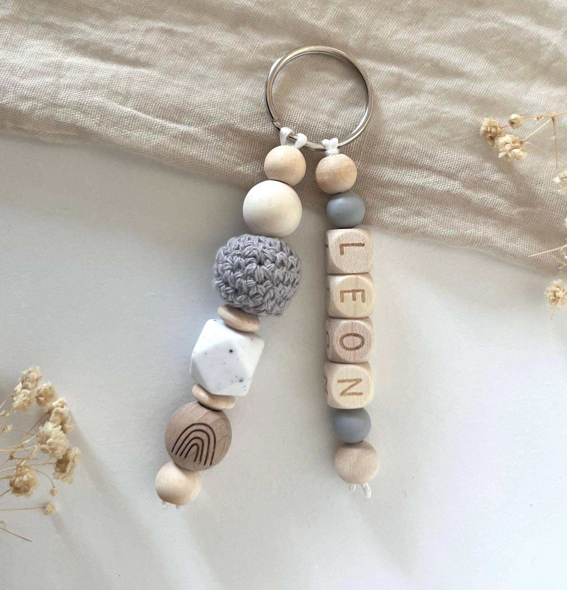 Schlüsselanhänger Mit Namen | Einschulung Kindergarten Rucksackanhänger Grau Regenbogen Schlüsselanhänger Mit Namen | Einschulung Kindergarten Rucksackanhänger Grau Regenbogen von littlewonder1996