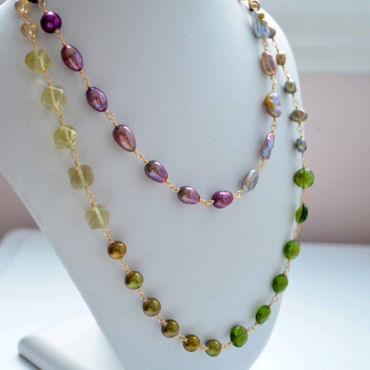 Lange Bunte Perlenkette, Olivgrüne Pflaume Gold, Echtes Süßwasser, Schattierter Edelstein Schmuck - Obstgarten Im Wechsel Kostenloser Versand Lange Bunte Perlenkette, Olivgrüne Pflaume Gold, Echtes Süßwasser, Schattierter Edelstein Schmuck - Obstgarten Im Wechsel Kostenloser Versand von livbridal