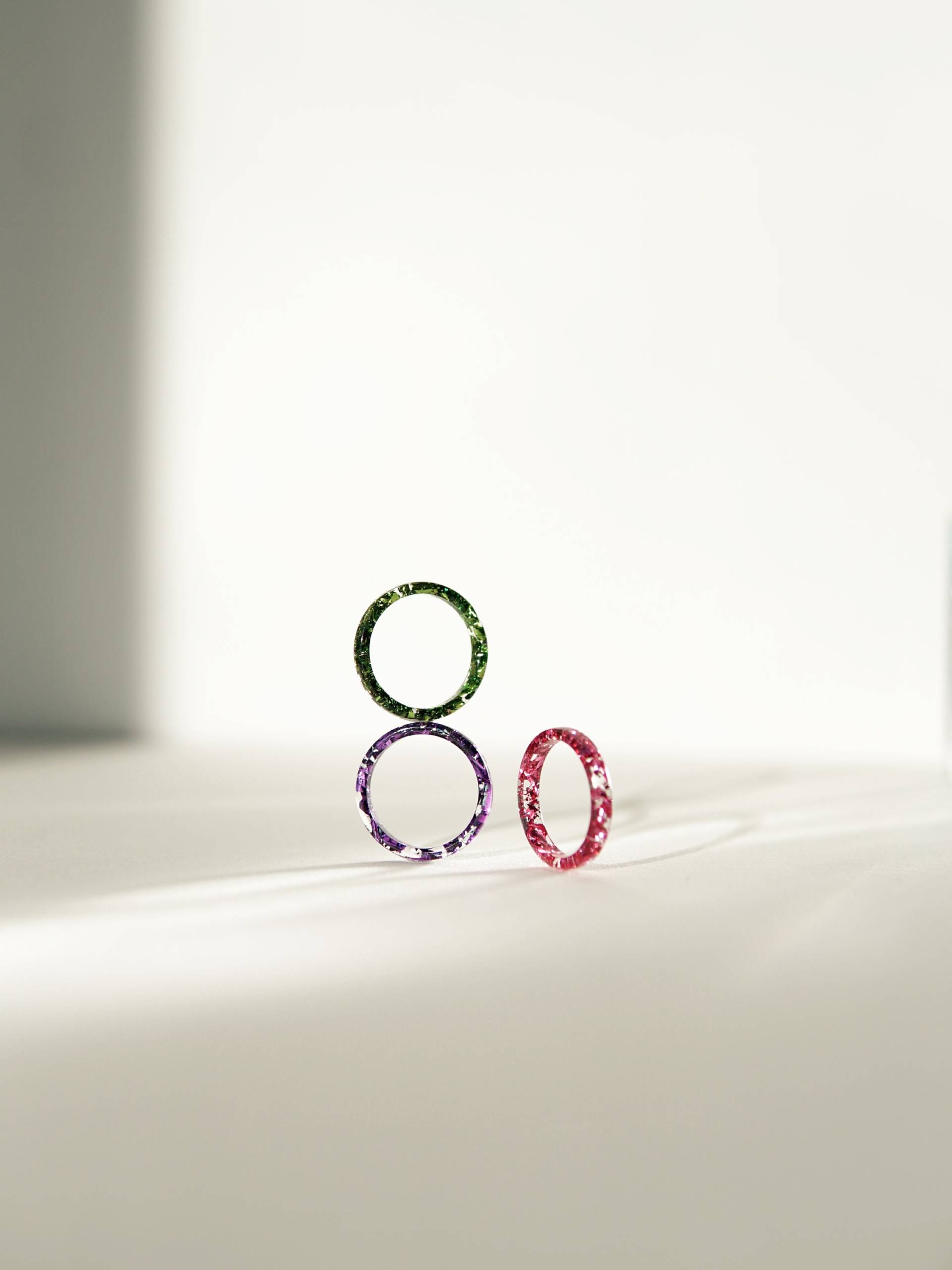 3Er Set Harz Ringe Mit Rosa Grün Lila Metall Flocken, Dünne Ringe, Klare Ringschiene, Cooles Geschenk von livinlovin