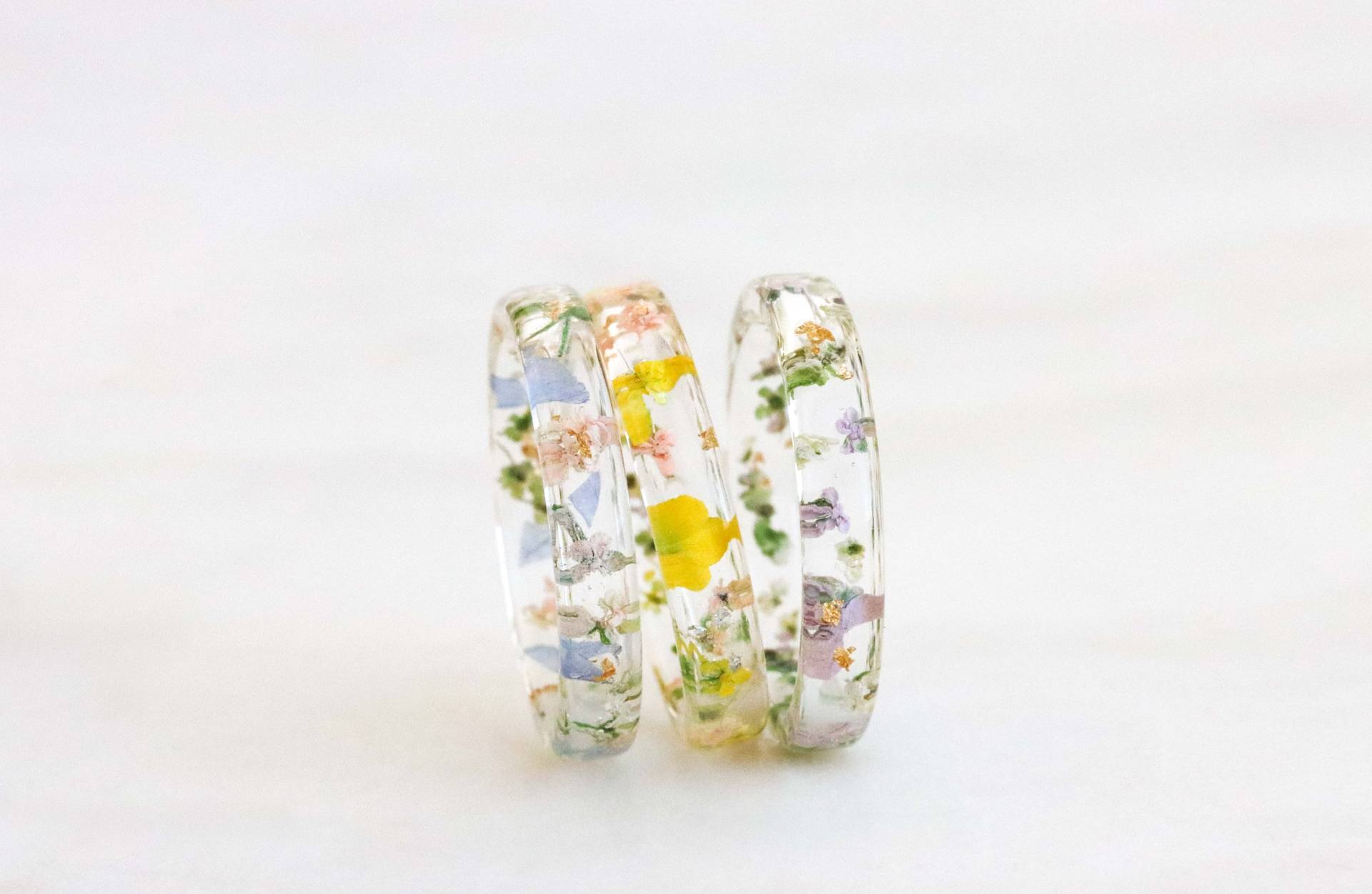 3Er Set Harzringe Mit Gepressten Mehrfarbigen Blumen, Stapelbare Dünne Ringe, Klare Ringschiene, Natur Inspirierter Schmuck, Weihnachtsgeschenk von livinlovin