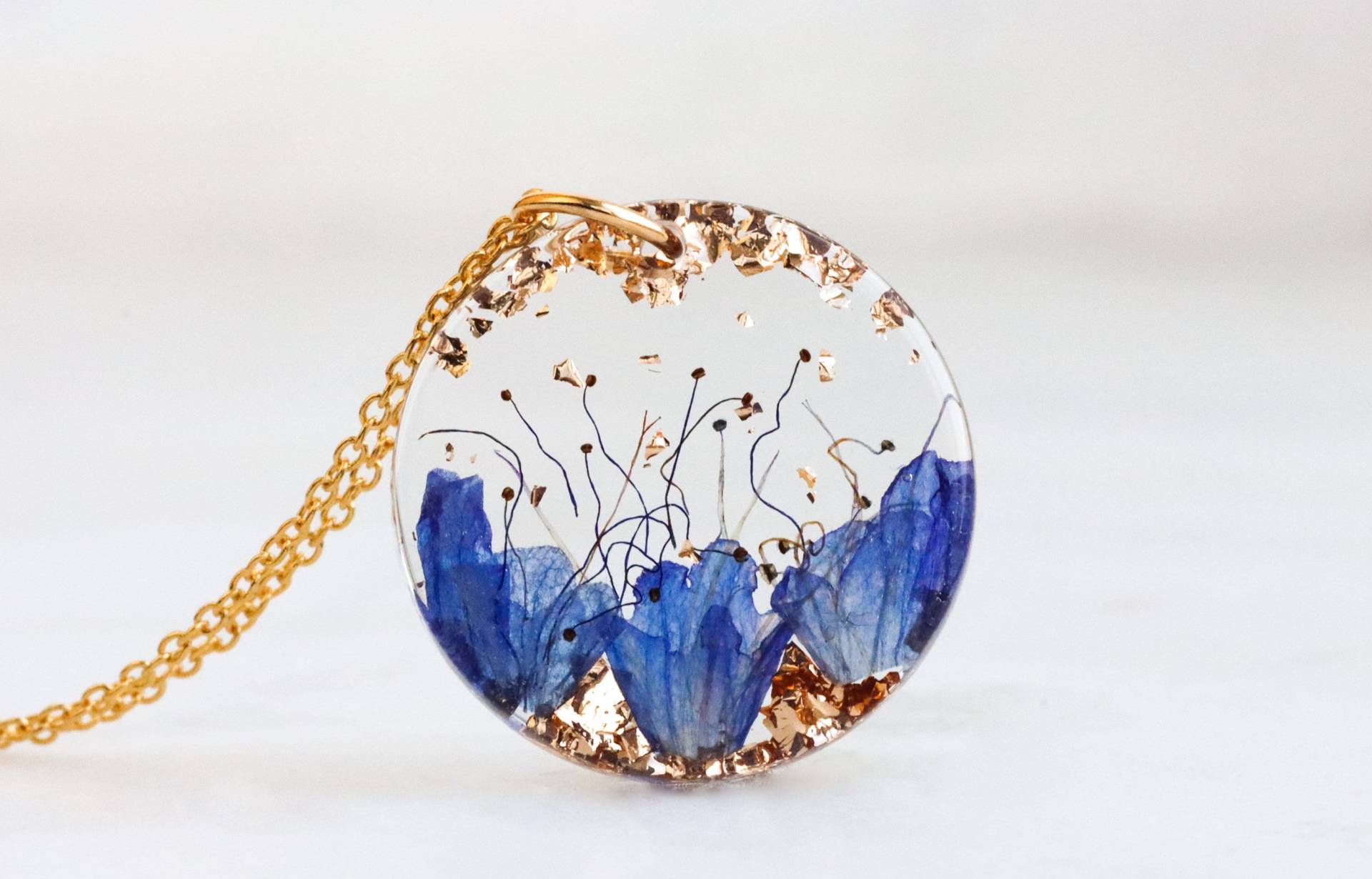 Anhänger Halskette Mit Echten Blauen Wildblumen Und Gold Flocken Kette Harz Anhänger, Natur Inspiriert Geschenk von livinlovin