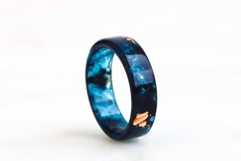 Blauer Harzring Mit Gold/Silber Kupferflocken, Nicht Facettierter Harzring, Valentinstaggeschenk, Natur Inspirierter Schmuck von livinlovin