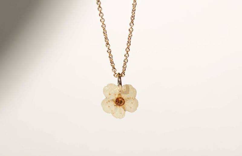 Echte Elfenbein Blumen Anhänger Halskette Natur Inspirierter Harz Schmuck Echte Elfenbein Blumen Anhänger Halskette Natur Inspirierter Harz Schmuck von livinlovin