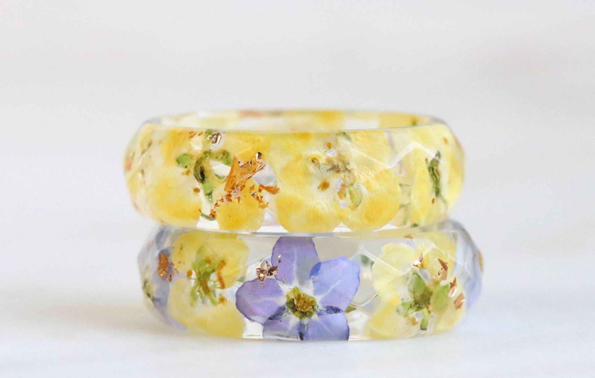 Blumenring-Set, Echtes Alyssum Und Vergissmeinnicht-Blumen Im Inneren, Lila Gelbe Ringe, Natur Inspiriertes Blumengeschenk, Passende Ringe von livinlovin