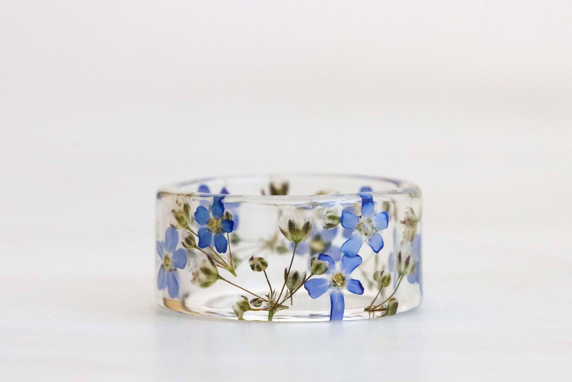 Breiter Harzring Mit Gepressten Blauen Vergissmeinnicht Und Weißen Gypsophila Blumen Gold/Silber Kupfer Flocken, Blumenmode, Weihnachtsgeschenk von livinlovin