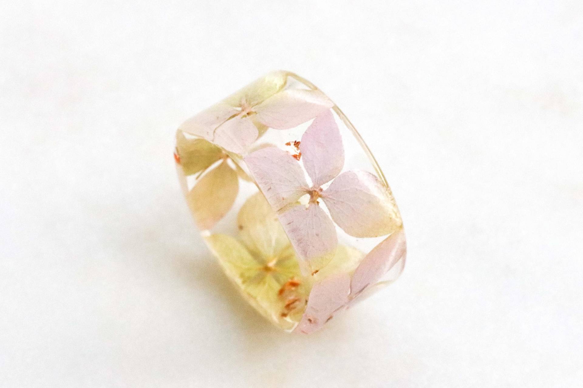 Breiter Kunstharz Ring Gepresste Hortensien Blütenblätter, Gold Silber Kupfer Flocken von livinlovin