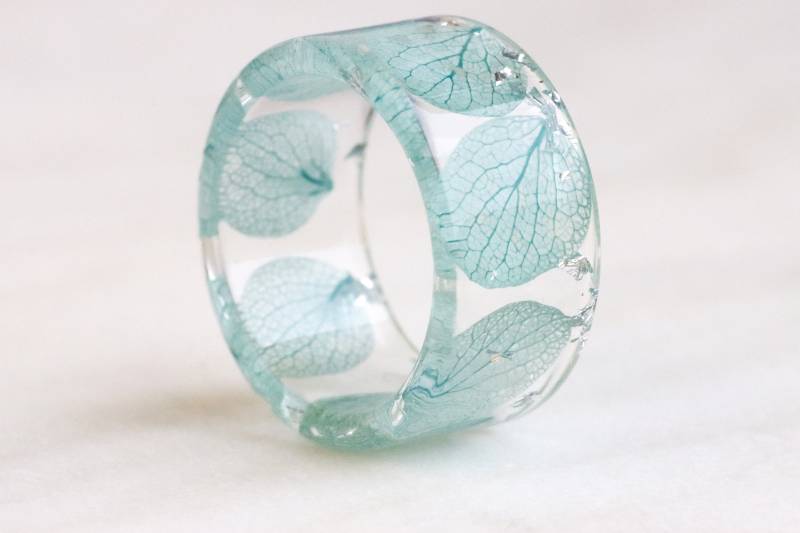 Breiter Ring Mit Gepressten Blauen Blütenblättern Und Gold/Silber/Kupfer Flocken, Echten Blüten, Einzigartiges Geschenk Breiter Ring Mit Gepressten Blauen Blütenblättern Und Gold/Silber/Kupfer Flocken, Echten Blüten, Einzigartiges Geschenk von livinlovin