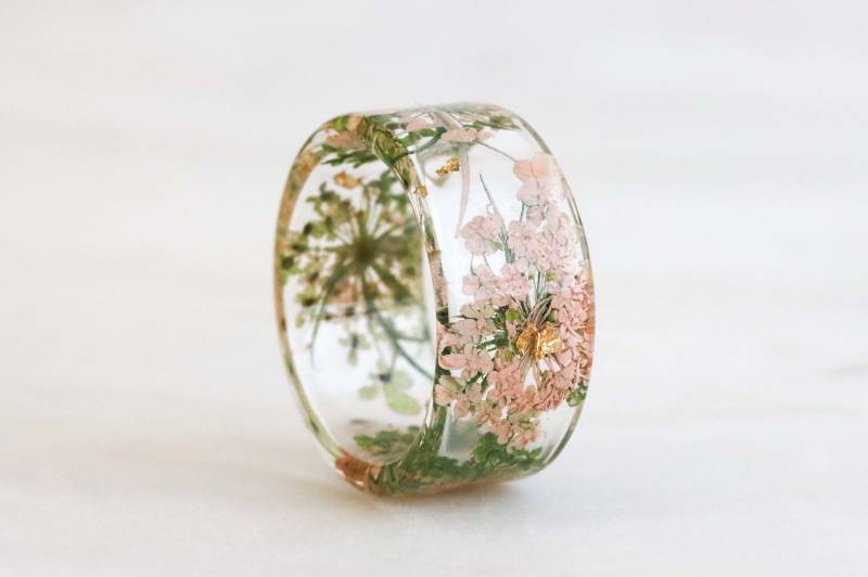 Breiter Ring Mit Gepressten Echten Rosa Grünen Queen Anne's Lace Blumen Und Gold/Silber Kupferflocken, Natur Inspirierter Harzring, Transparenter von livinlovin