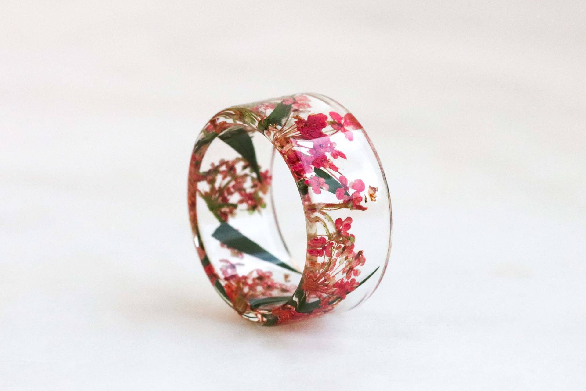 Breiter Ring Mit Gepressten Echten Rosa Queen Anne's Lace Blumen, Grünen Blättern Und Gold/Silber Kupferflocken, Natur Inspirierter Blumenharz-Ring von livinlovin