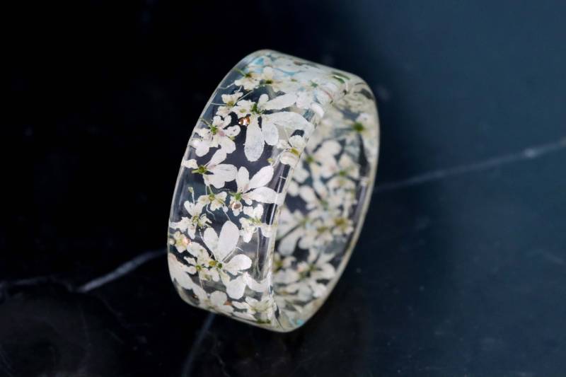 Breiter Ring Mit Gepressten Echten Weißen Blumen Und Gold/Silber Kupferflocken, Natur Inspirierter Harzring, Sommer Inspiriertes Blumengeschenk Breiter Ring Mit Gepressten Echten Weißen Blumen Und Gold/Silber Kupferflocken, Natur Inspirierter Harzring, Sommer Inspiriertes Blumengeschenk von livinlovin
