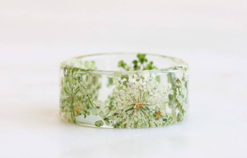 Breiter Ring Mit Gepressten Echten Weiß Grünen Queen Anne's Lace Blumen Und Gold/Silber Kupferflocken, Natur Inspirierter Harzring von livinlovin