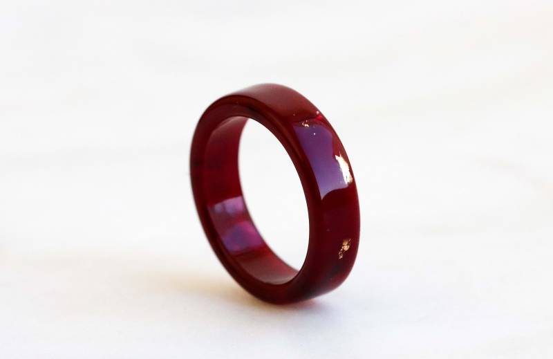 Burgunder-Resin-Ring Mit Gold, Silber Und Kupferflocken, Nicht Facettierter Stapelbarer Ring, Unisex-Band, Weihnachtsgeschenk von livinlovin