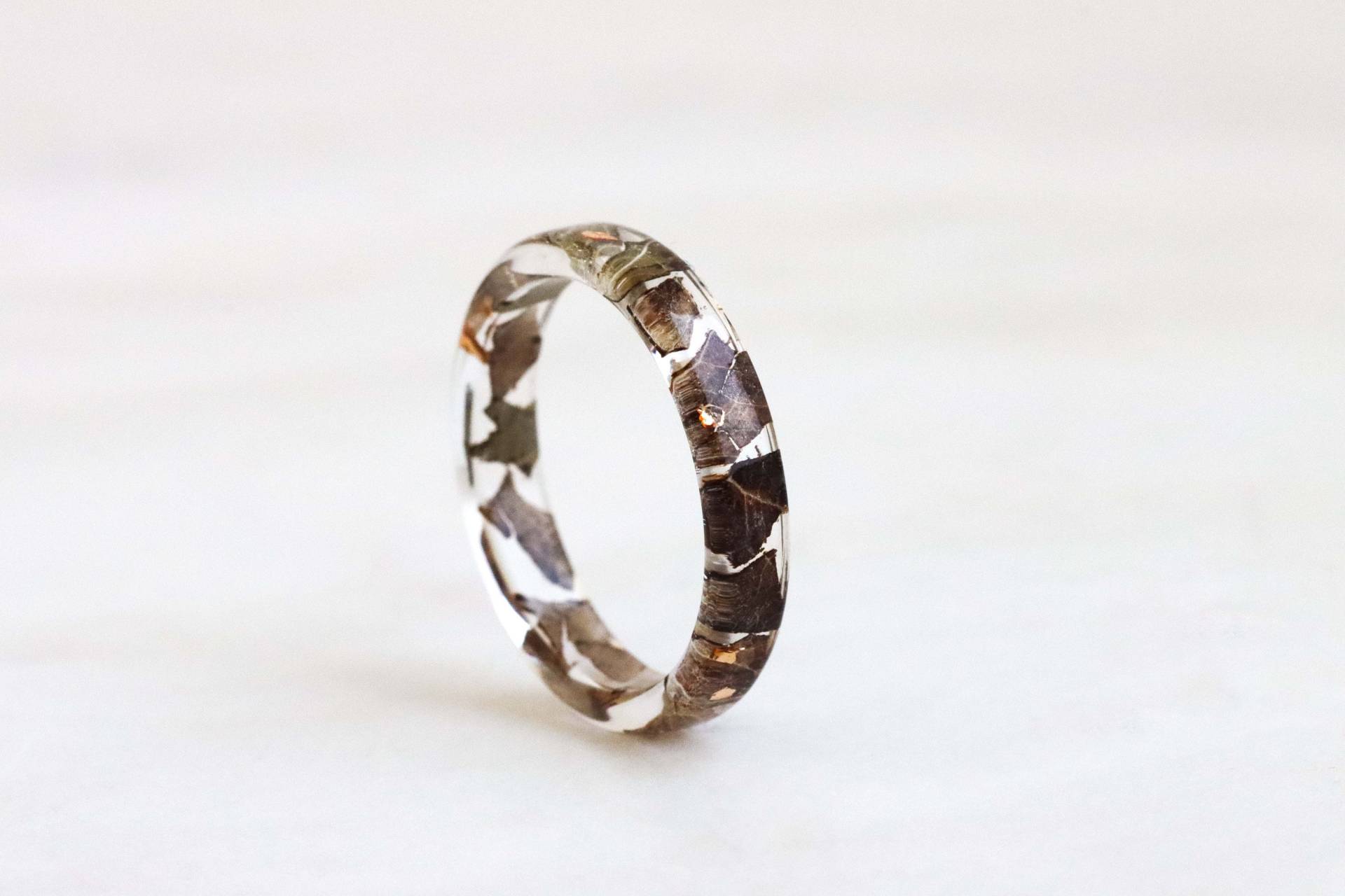 Dünne Harzring Band Mit Getrockneten Braunen Blättern Und Gold/Silber/Kupfer Flocken, Echte Blätter Im Inneren, Brauner Ring, Natur Inspiriertes von livinlovin