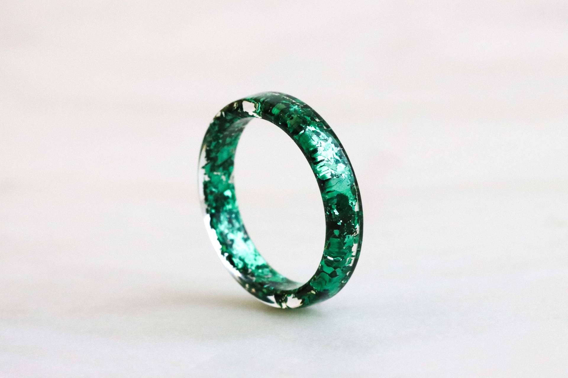 Schmaler Grüner Ring, Resin Band Mit Metallflocken, Stapelbarer Hochglanzring, Weihnachtsgeschenk, Geburtstagsgeschenk von livinlovin