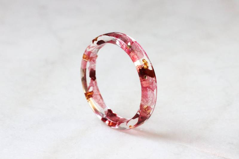 Dünner Harz Ring Mit Gepressten Rosa Blütenblättern, Roten Blättern Und Gold/Silber/Kupfer Flocken, Natur Inspirierter Harz-Schmuck, Echte Blumen von livinlovin