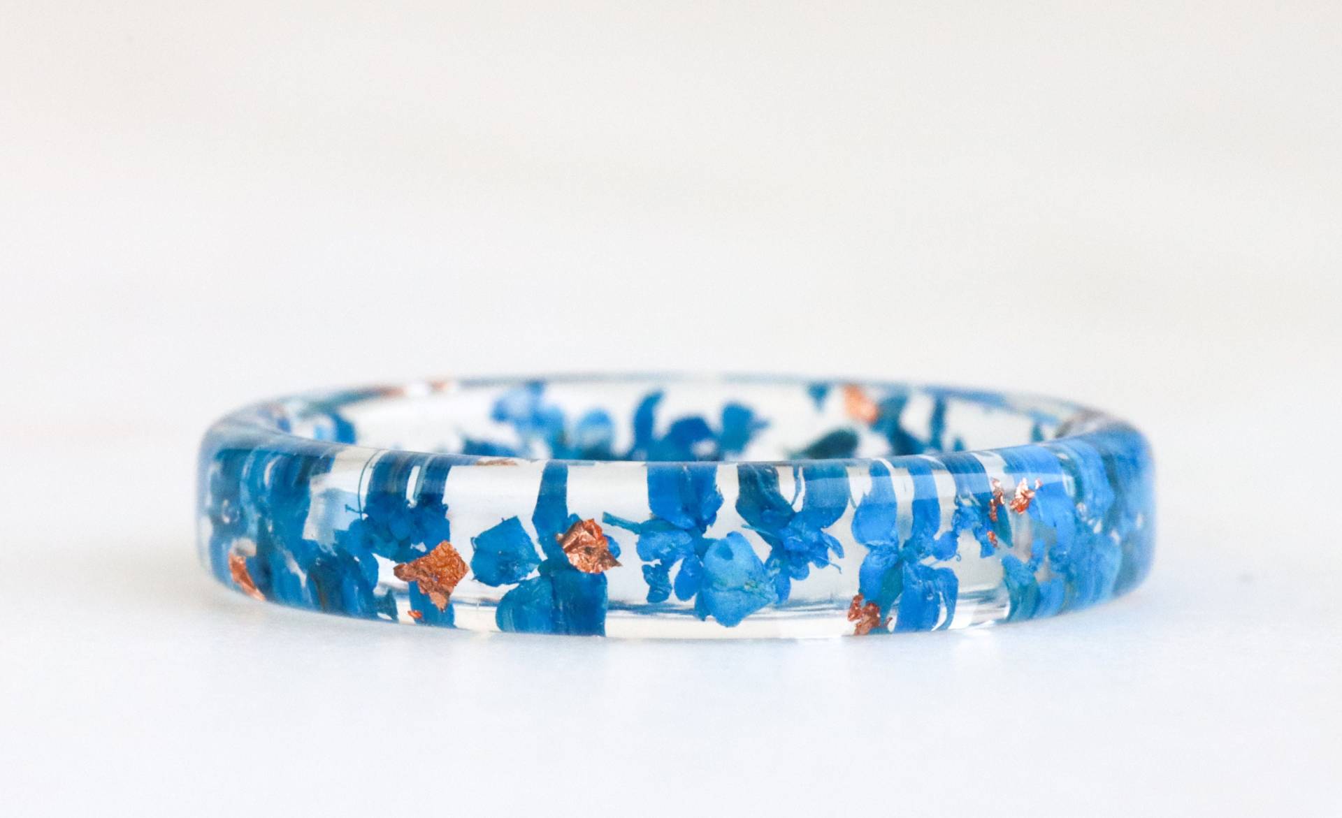 Dünner Harzring Mit Blauen Blumen Im Inneren, Von Der Natur Inspiriertes Band Gepressten Queen Anne's Lace Und Metallflocken, Geburtstagsgeschenk von livinlovin
