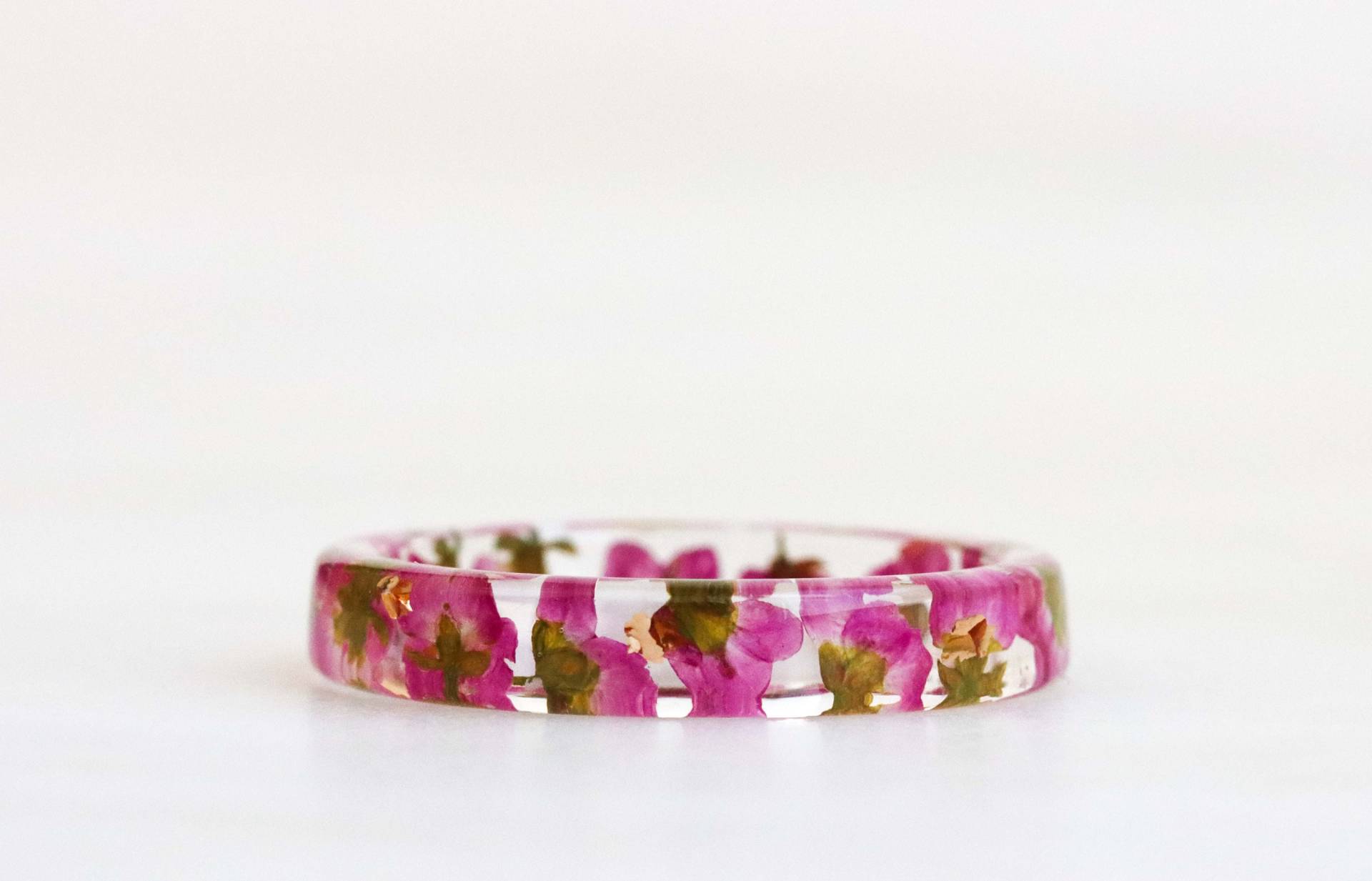 Dünner Harzring Mit Echten Rosa Alyssumblumen Und Gold/Silber/Kupfer Flocken, Natur Inspirierter Harzschmuck - Freundschaftsgeschenk von livinlovin