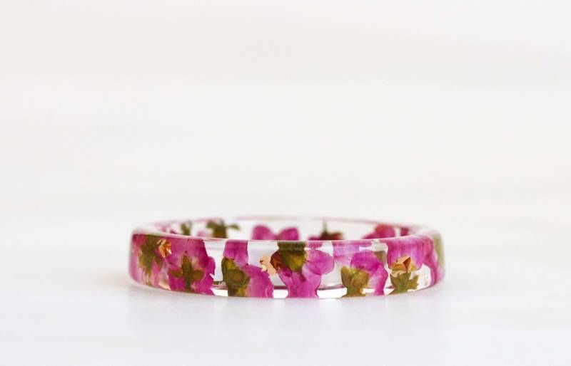Dünner Harzring Mit Echten Rosa Alyssumblumen Und Gold/Silber/Kupfer Flocken, Natur Inspirierter Harzschmuck - Freundschaftsgeschenk Dünner Harzring Mit Echten Rosa Alyssumblumen Und Gold/Silber/Kupfer Flocken, Natur Inspirierter Harzschmuck - Freundschaftsgeschenk von livinlovin