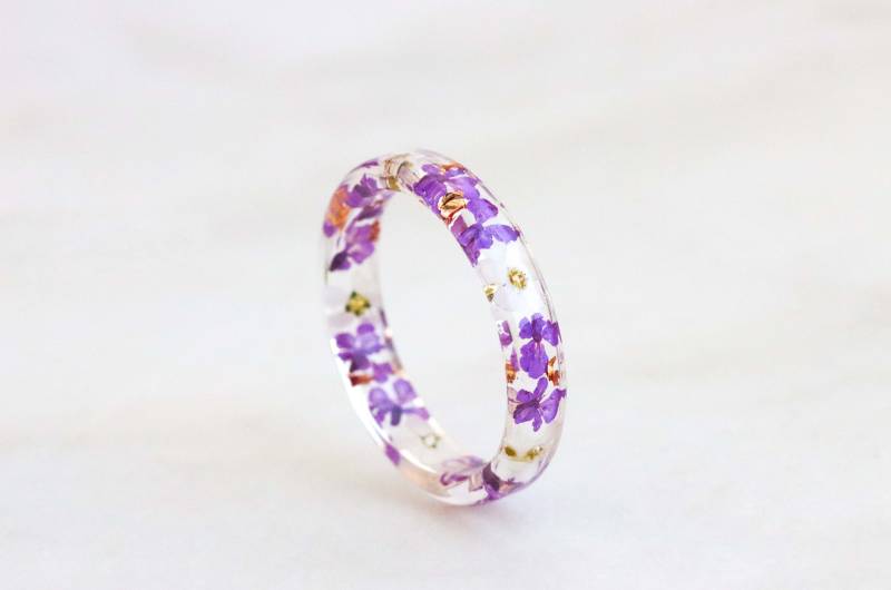 Dünner Harzring Mit Gepresstem Weißem Vergissmeinnicht Und Lila Queen Anne's Lace Blumen, Natur Inspirierter Schmuck, Erntedankfest von livinlovin