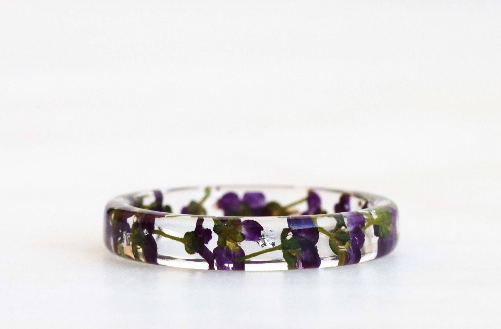 Dünner Harzring Mit Gepressten Lila Alyssumblumen Und Gold/Silber Kupferflocken, Natur Inspirierter Harzschmuck, Blumengeschenk von livinlovin