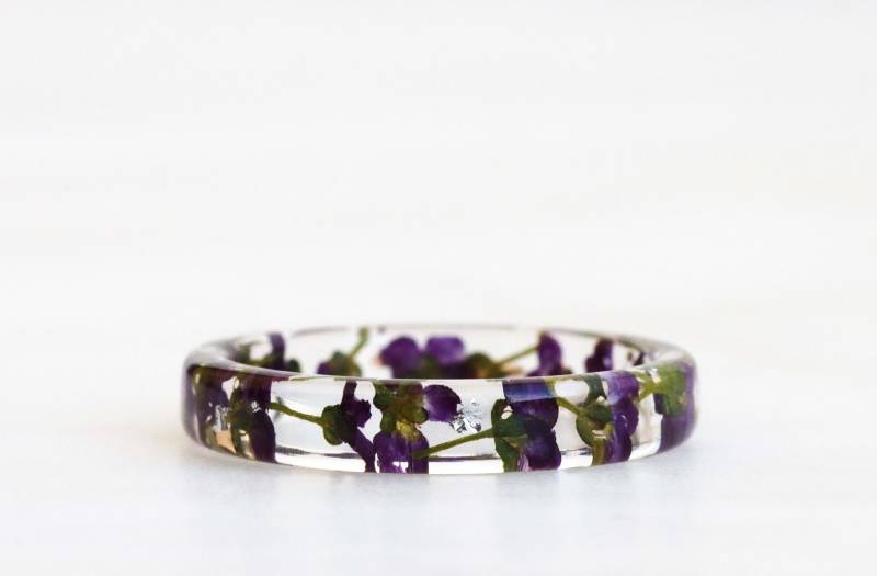 Dünner Harzring Mit Gepressten Lila Alyssumblumen Und Gold/Silber Kupferflocken, Natur Inspirierter Harzschmuck, Blumengeschenk Dünner Harzring Mit Gepressten Lila Alyssumblumen Und Gold/Silber Kupferflocken, Natur Inspirierter Harzschmuck, Blumengeschenk von livinlovin