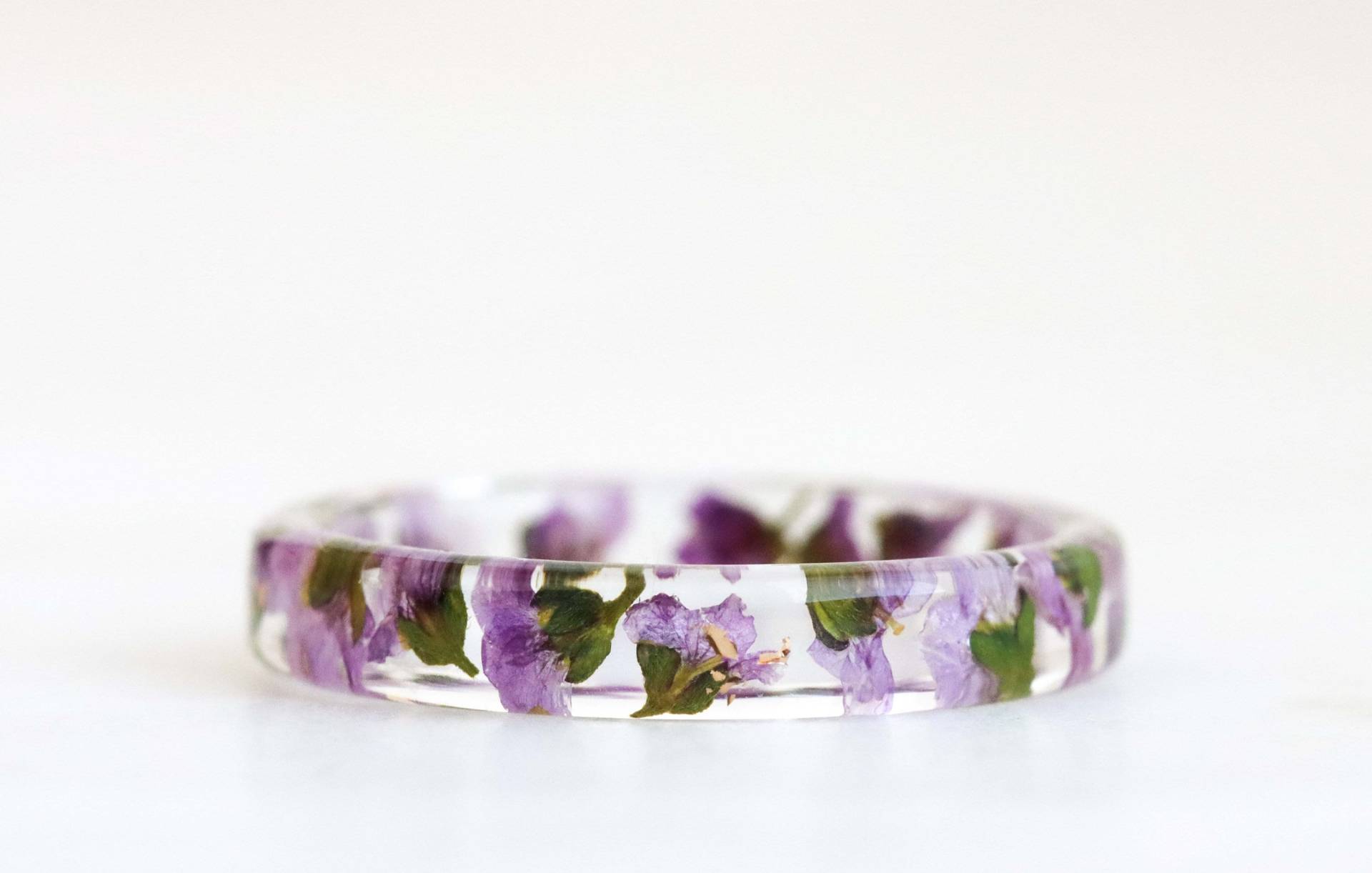 Dünner Harzring Mit Gepressten Lila Blumen Und Gold/Silber Kupferflocken, Natur Inspirierter Harzschmuck, Zartes Blumengeschenk von livinlovin