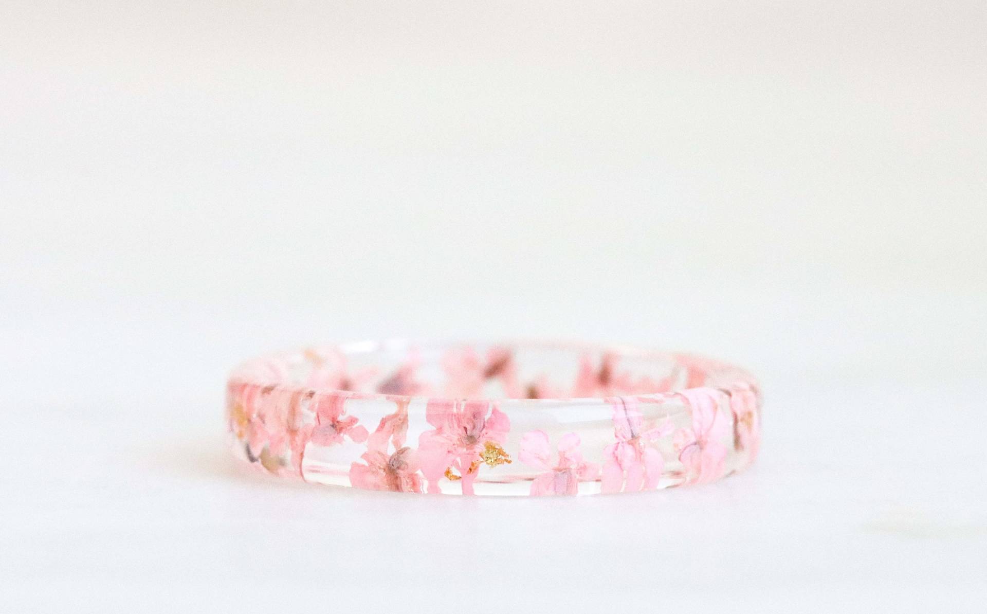 Dünner Harzring Mit Gepressten Rosa Blumen Und Goldflocken, Natur Inspirierter Schmuck, Sommergeschenk von livinlovin