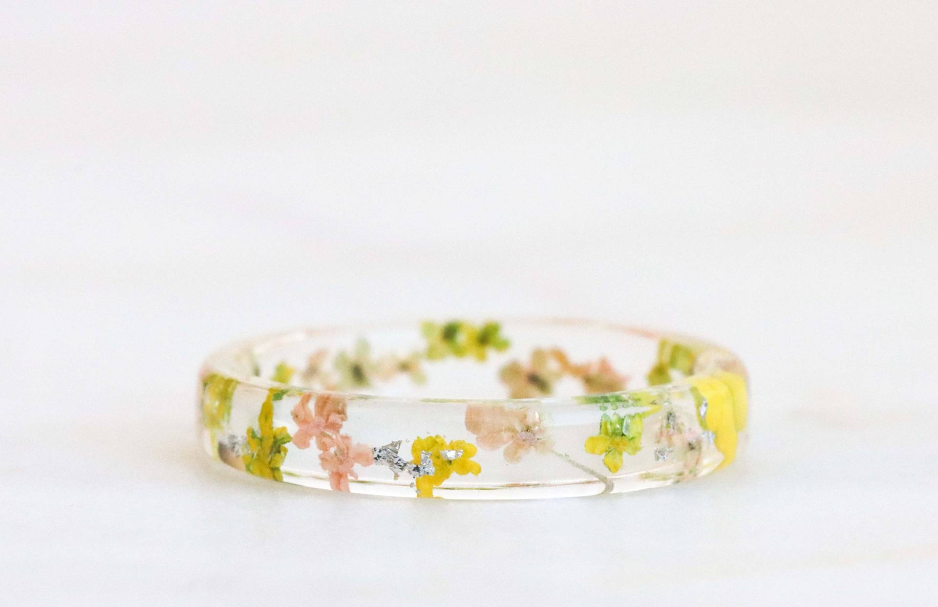 Dünner Harzring Mit Gepresster Rosa Gelber Dillblüte Und Gold -/Silber - Kupferflocken, Natur Inspirierter Schmuck, Erntedankfest von livinlovin