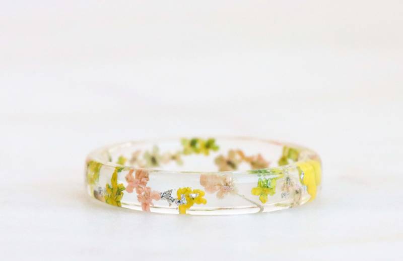Dünner Harzring Mit Gepresster Rosa Gelber Dillblüte Und Gold -/Silber - Kupferflocken, Natur Inspirierter Schmuck, Erntedankfest Dünner Harzring Mit Gepresster Rosa Gelber Dillblüte Und Gold -/Silber - Kupferflocken, Natur Inspirierter Schmuck, Erntedankfest von livinlovin