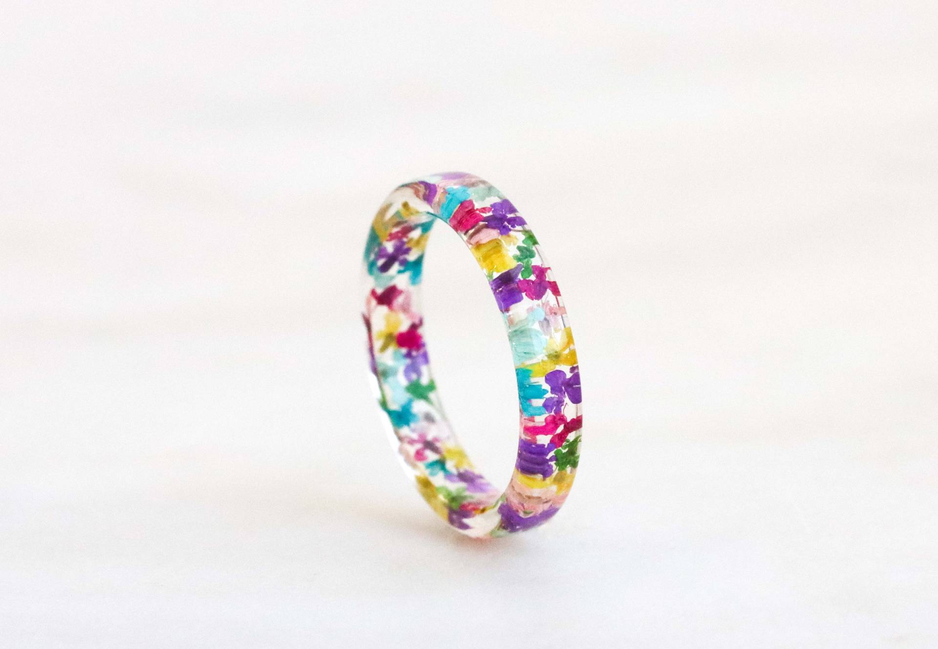 Dünner Harzring Mit Getrockneten Mehrfarbigen Blumen - Klarer Ring Mintfarbenen, Gelben, Rosablauen Geschenk Für Naturliebhaber von livinlovin