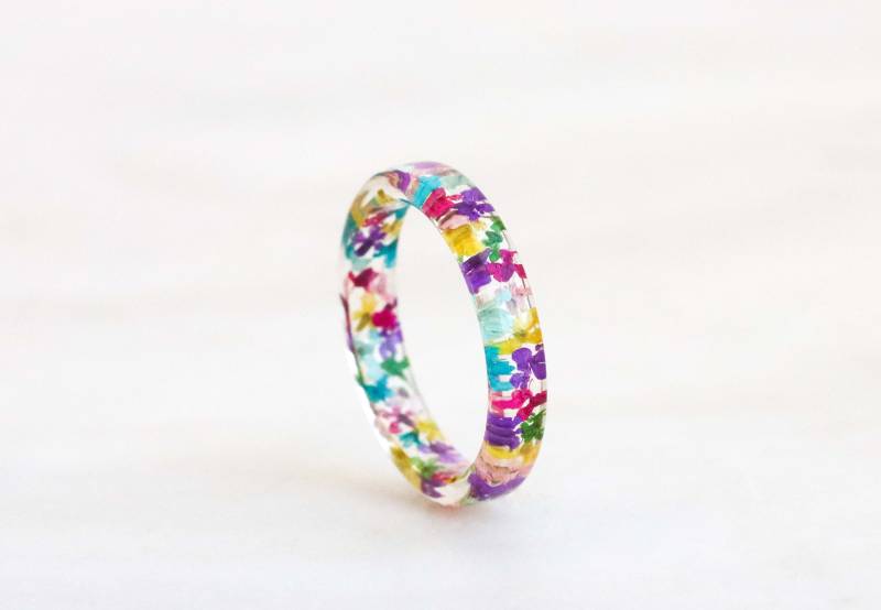 Dünner Harzring Mit Getrockneten Mehrfarbigen Blumen - Klarer Ring Mintfarbenen, Gelben, Rosablauen Geschenk Für Naturliebhaber von livinlovin