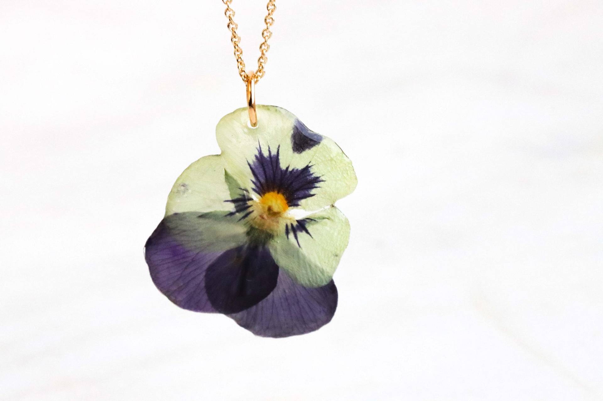 Gepresste Violette Blumen-Halskette, Harz-Anhänger, Vergoldete Kette von livinlovin
