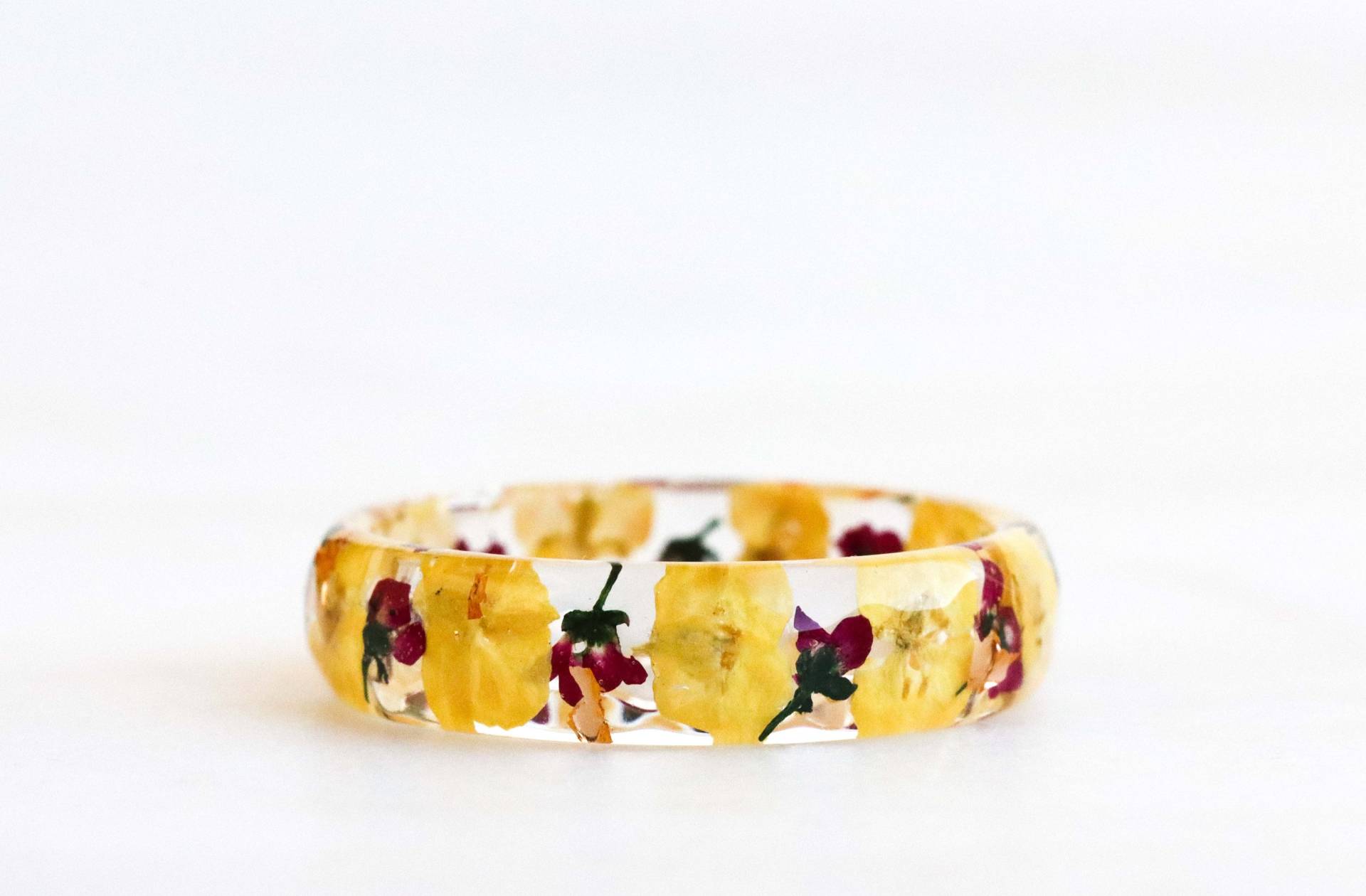 Facettierte Harz Ring Mit Rosa Gelben Alyssum Blumen Und Gold/Silber Kupfer Flocken, Natur Inspirierter Schmuck, Muttertagsgeschenk von livinlovin