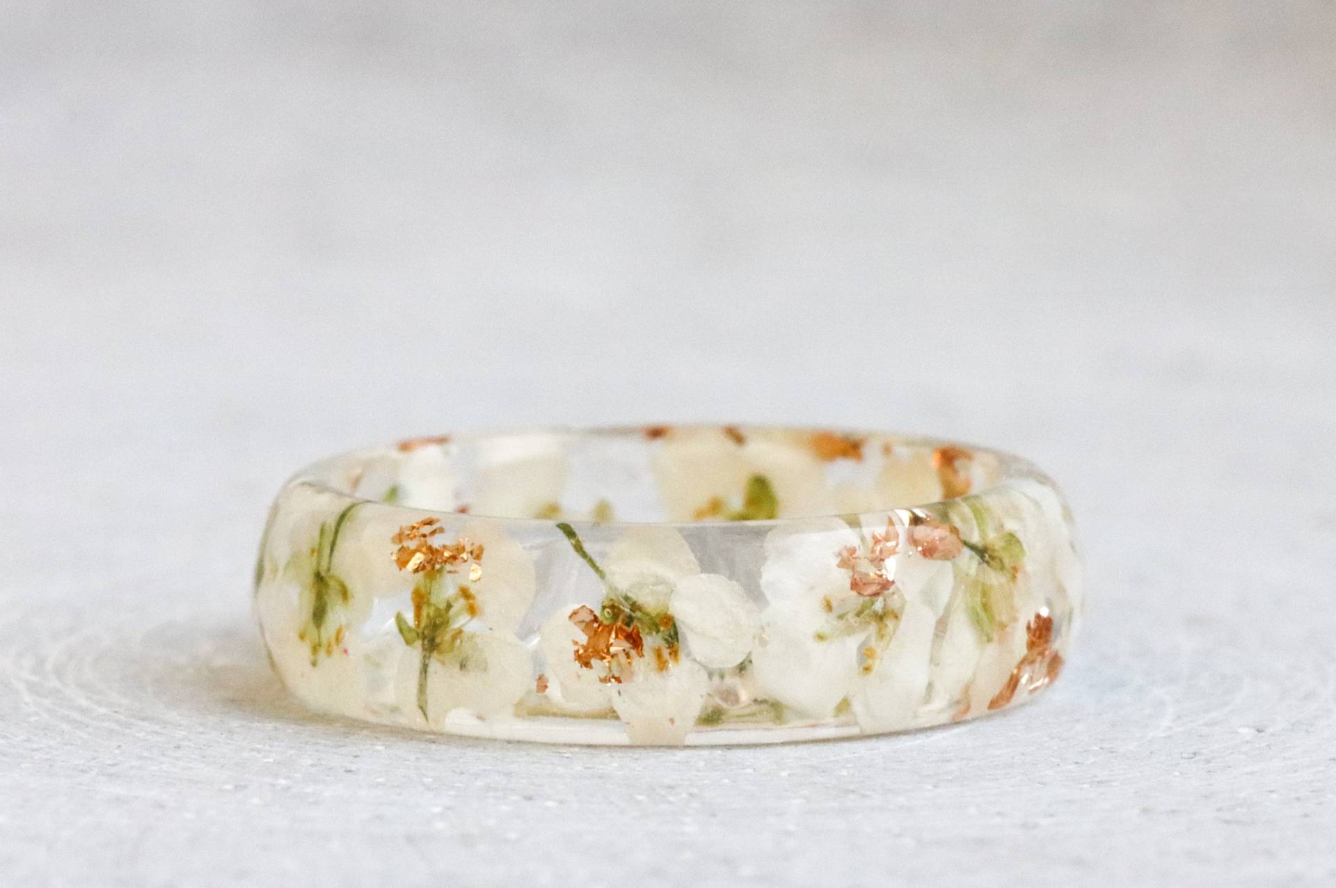 Facettierte Harz Ring Mit Weißen Alyssum Blumen Und Gold/Silber Kupfer Flocken, Natur Inspiriert Schmuck, Muttertagsgeschenk von livinlovin