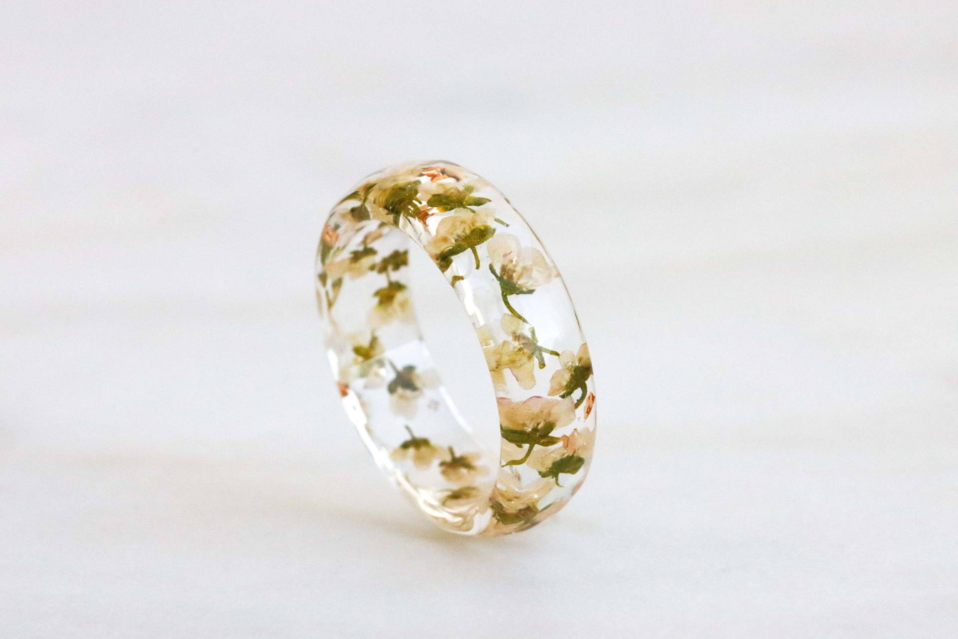 Facettierter Harz Ring Mit Alyssum Blumen Und Gold/Silber Kupfer Flocken, Natur Inspirierter Schmuck, Weihnachtsgeschenk von livinlovin