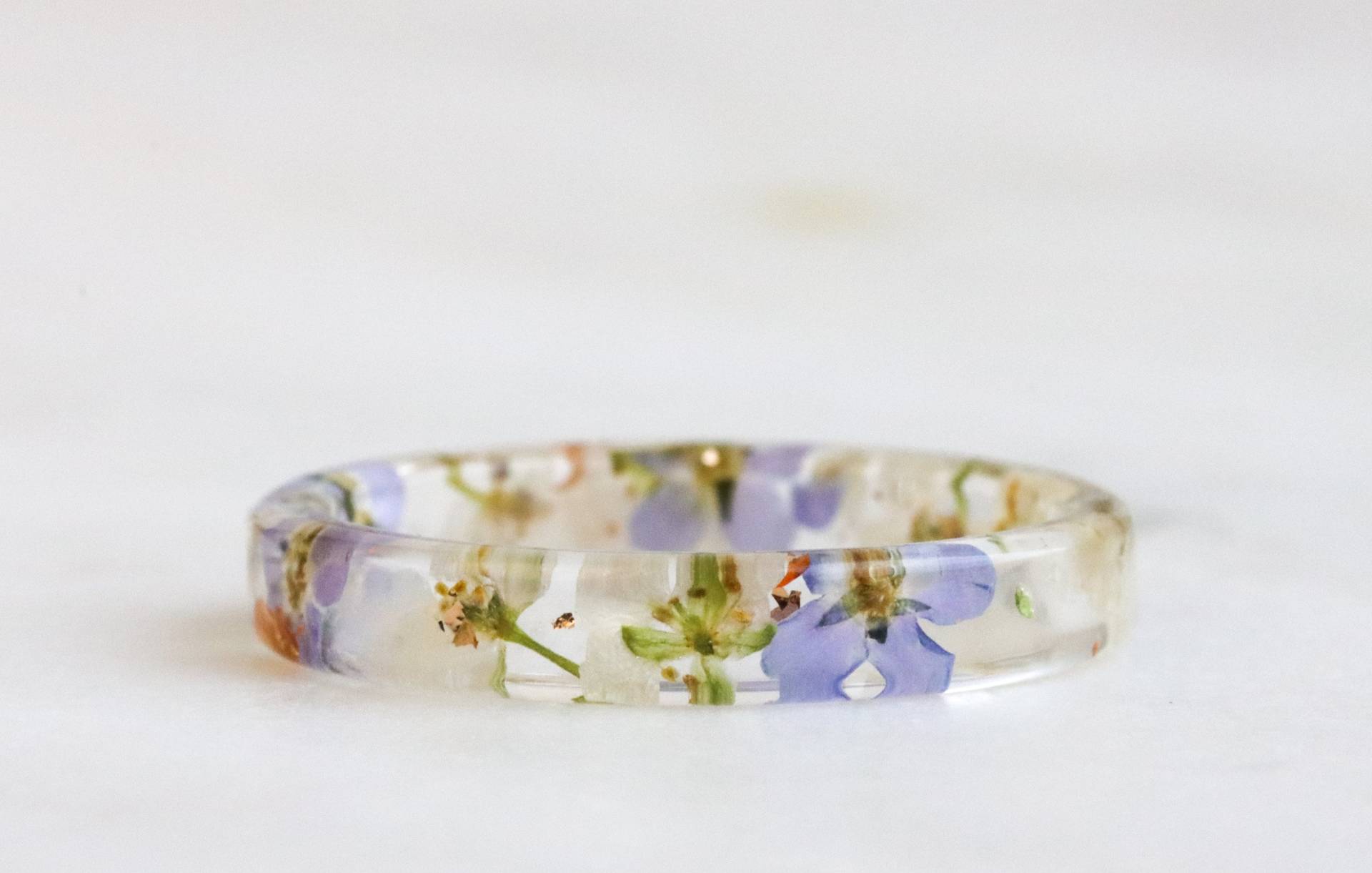 Floraler Harz Ring, Klares Ringband Mit Gepressten Vergissmeinnicht Und Alyssum Blumen Im Inneren, Stapelbarer Geburtstagsgeschenk von livinlovin
