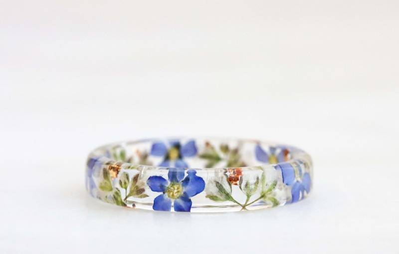 Floraler Harz Ring, Klares Ringband Mit Gepressten Vergissmeinnicht Und Gypsophila Blumen Im Inneren, Stapelbarer Weihnachtsgeschenk von livinlovin