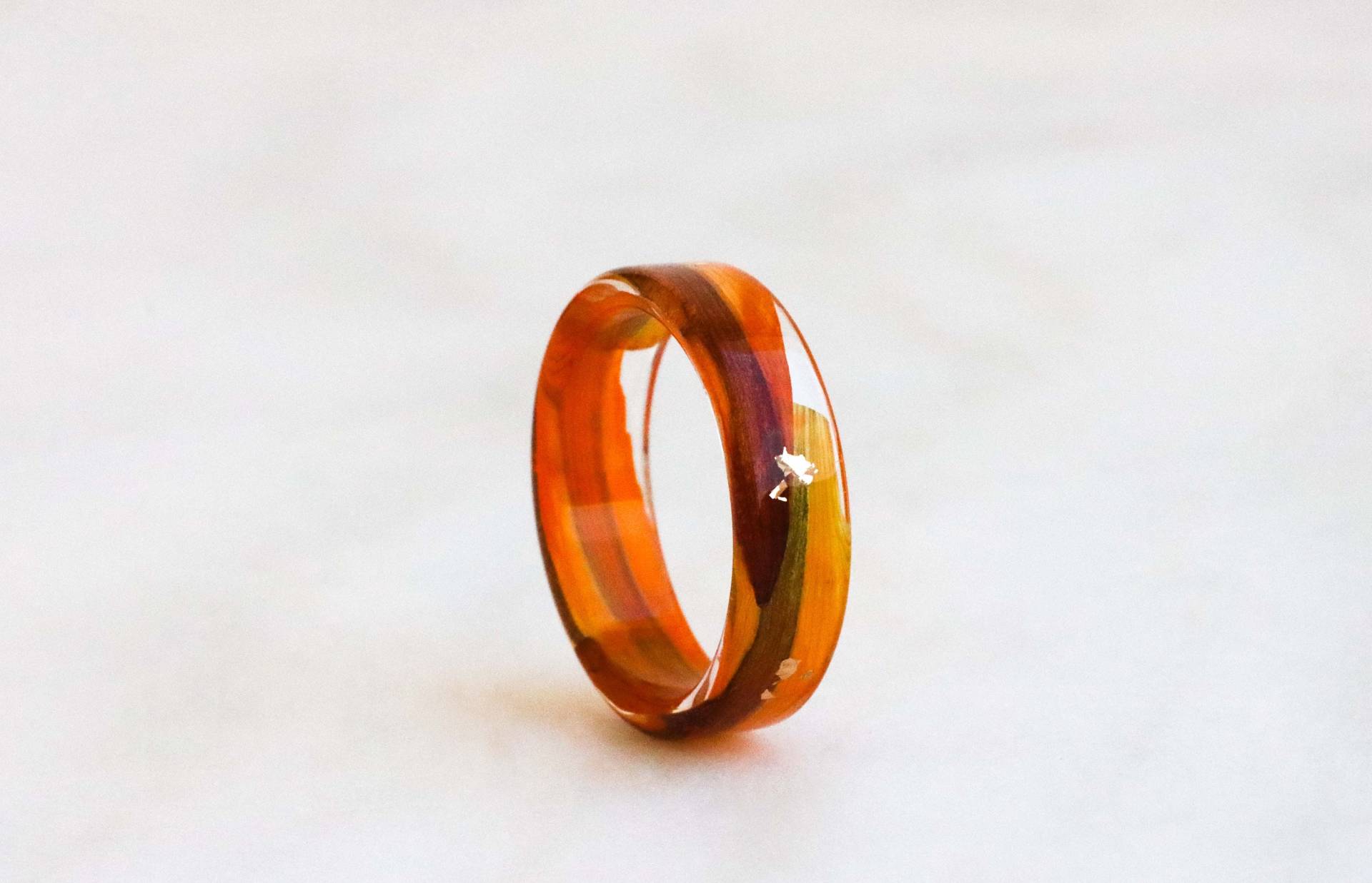 Floraler Harzring Mit Metallflocken, Nicht-Facettierter Harzring, Naturinspirierter Handgefertigter Schmuck, Echtes Orangefarbenes Blütenblattband von livinlovin