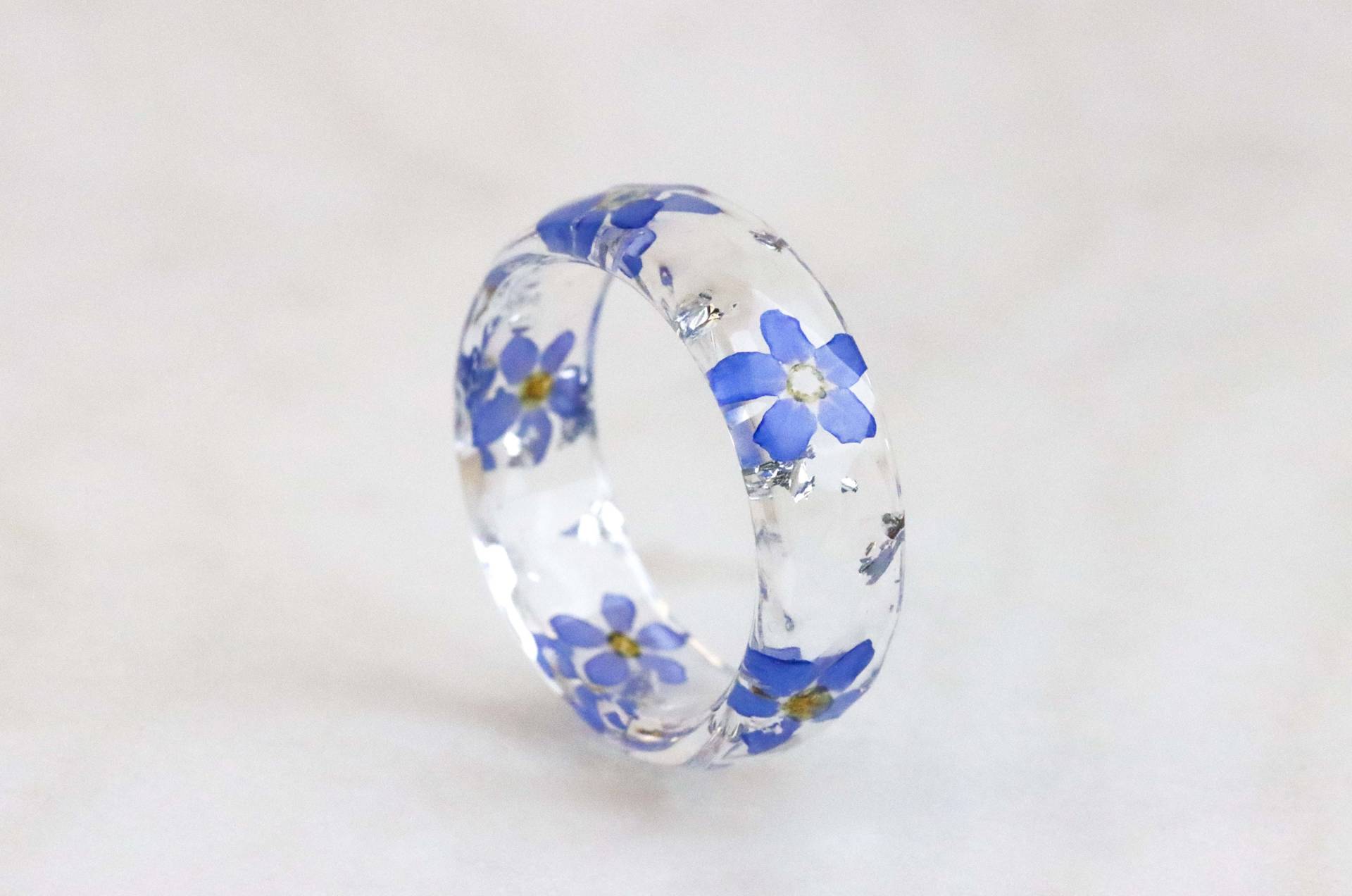 Floraler Ring Mit Vergissmeinnicht Blumen Und Gold/Silber/Kupfer Flocken - Resin Schmuck Facettierter Winzigen von livinlovin