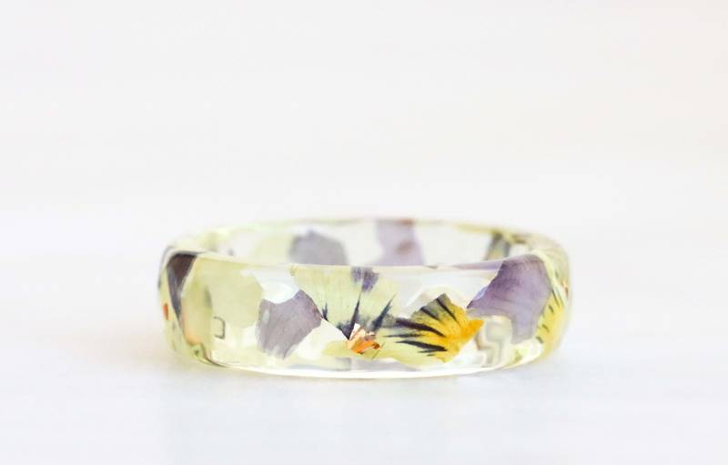 Gelber Harzring Mit Gepressten Stiefmütterchenblüten Im Inneren, Facettierter Ring Echten Blumen Und Gold/Silber Kupferflocken, Weihnachtsgeschenk Gelber Harzring Mit Gepressten Stiefmütterchenblüten Im Inneren, Facettierter Ring Echten Blumen Und Gold/Silber Kupferflocken, Weihnachtsgeschenk von livinlovin