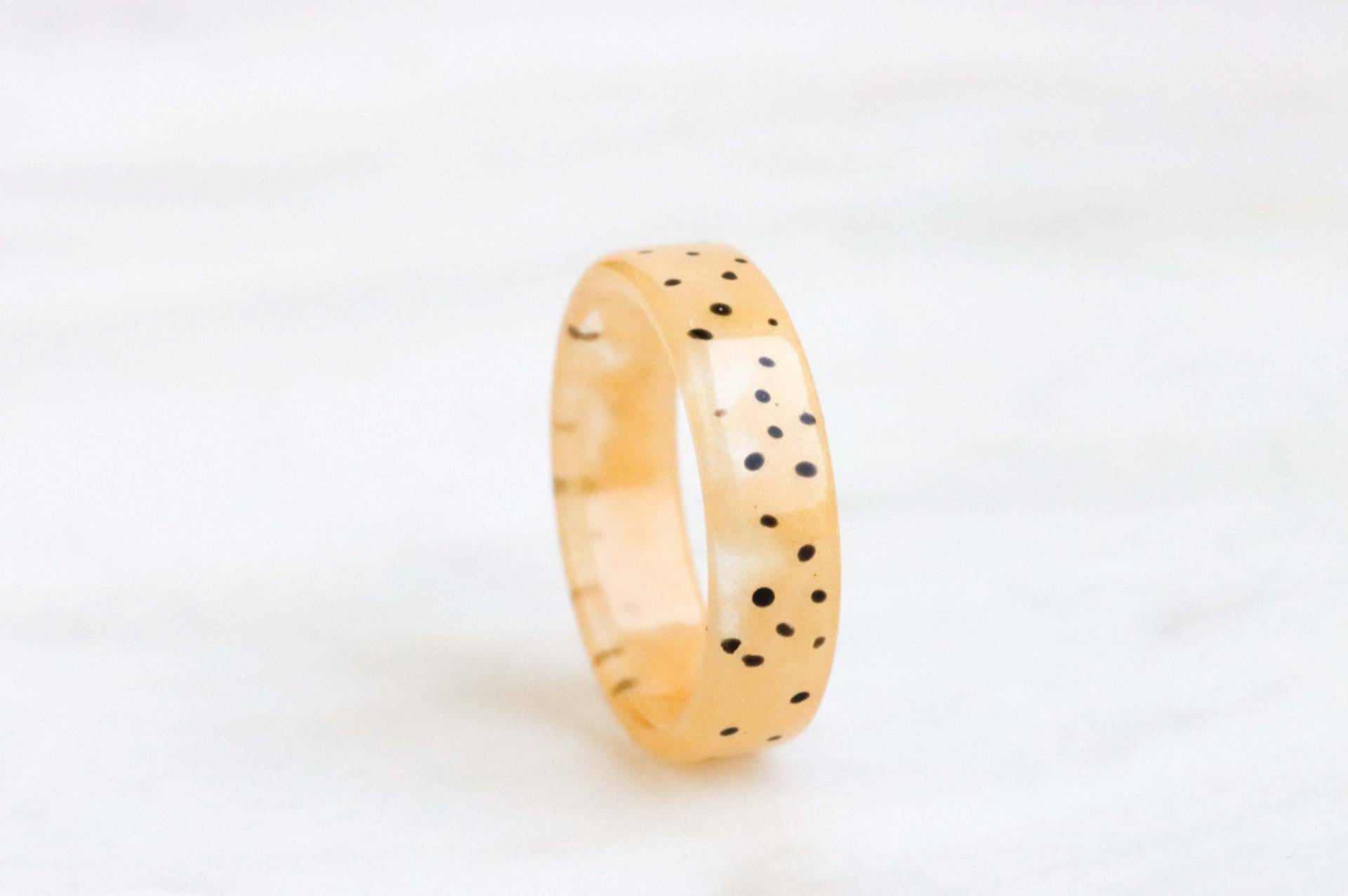 Goldener Harz Ring Mit Schwarzen Punkten, Nicht-Facettierter Ring, Natur Inspirierter Schmuck, Muttertagsgeschenk von livinlovin