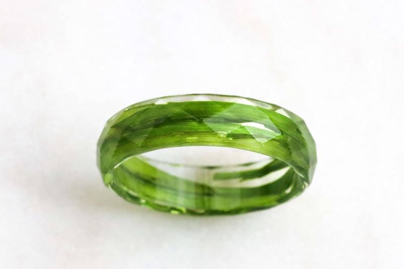 Grass-Harz-Ring, Echte Grüne Blätter Im Inneren, Facettierter Ring Grass-Harz-Ring, Echte Grüne Blätter Im Inneren, Facettierter Ring von livinlovin