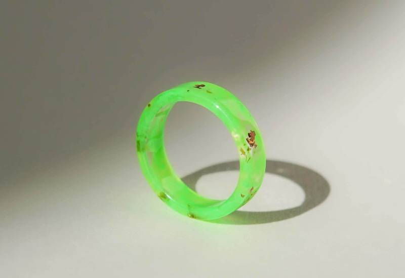 Grüner Kunstharz Ring Gold, Silber & Kupferflocken - Unisex Band Grüner Kunstharz Ring Gold, Silber & Kupferflocken - Unisex Band von livinlovin