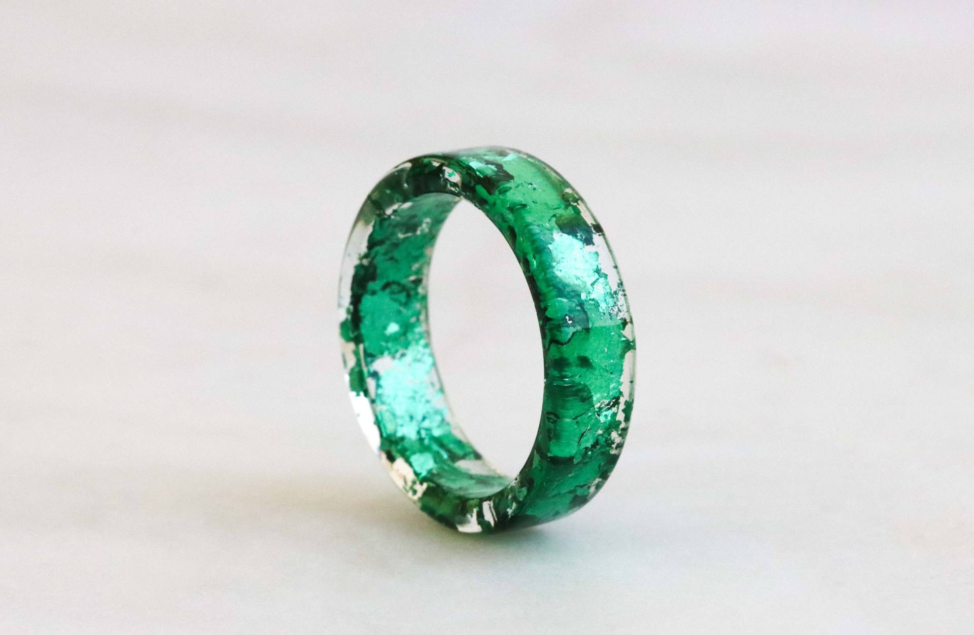 Grüner Ring, Harz Band Mit Metallflocken Im Inneren, Nicht-Facettierter Natur Inspirierter Handgemachter Schmuck, Geburtstagsgeschenk von livinlovin