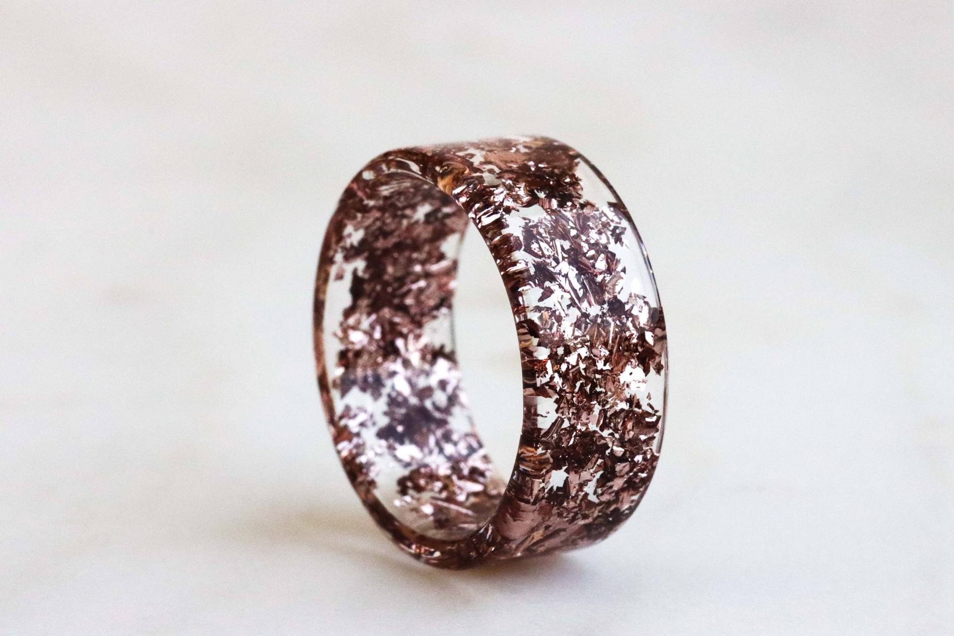 Harz Ring Band Mit Rose Gold Flakes, Metall Flakes Ring, Natur Inspiriert Geschenk, Breiter Muttertagsgeschenk von livinlovin