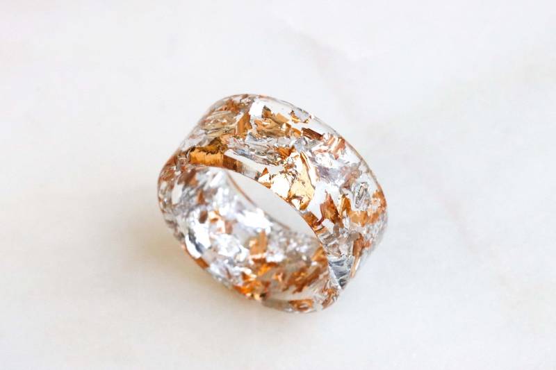 Harz-Ring-Band Mit Silber - Und Gold-Flocken, Breites Band, Handgemachter Schmuck, Weihnachtsgeschenk, Moderner Ring von livinlovin