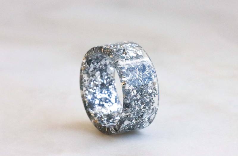 Harz Ring Band Mit Silberflocken - Silberring Ehering von livinlovin