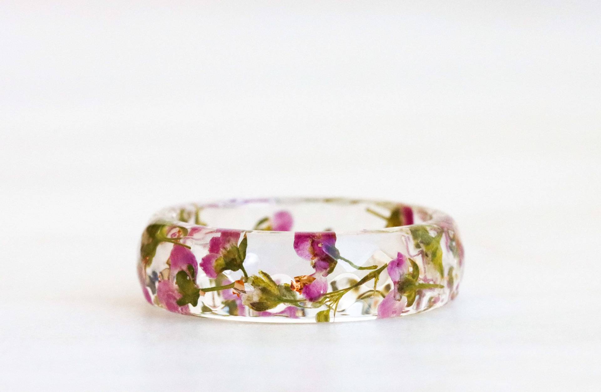 Harz Ring Mit Blumen, Echtes Rosa Alyssum Und Schleierkraut Im Inneren, Facettierter Ring, Natur Inspirierter Schmuck, Weihnachtsgeschenk von livinlovin