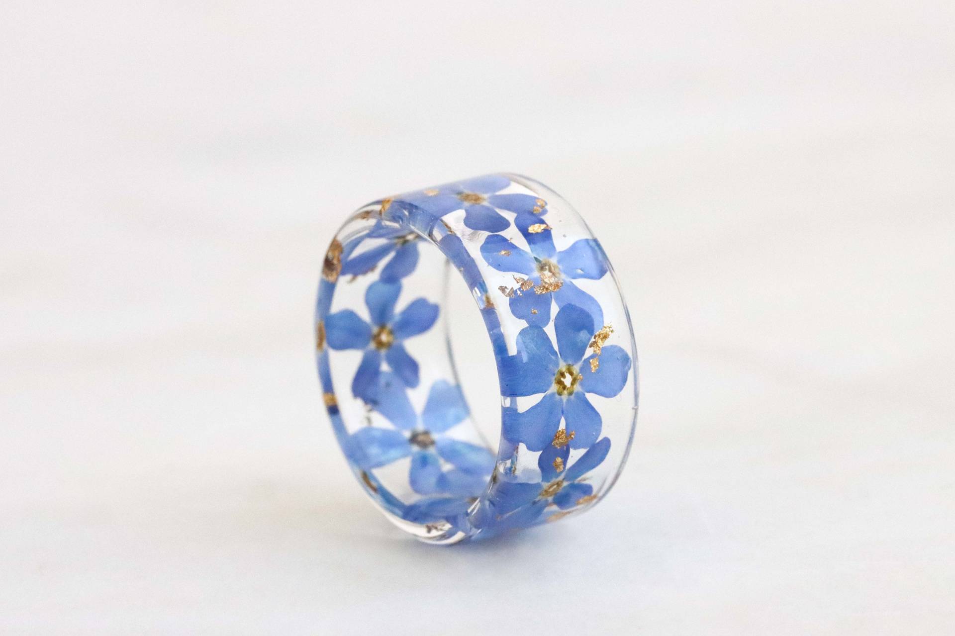 Harz Ring Mit Gepressten Blauen Vergissmeinnicht Blumen Und Gold/Silber/Kupfer Flocken, Breite Ringschiene, Geburtstagsgeschenk von livinlovin